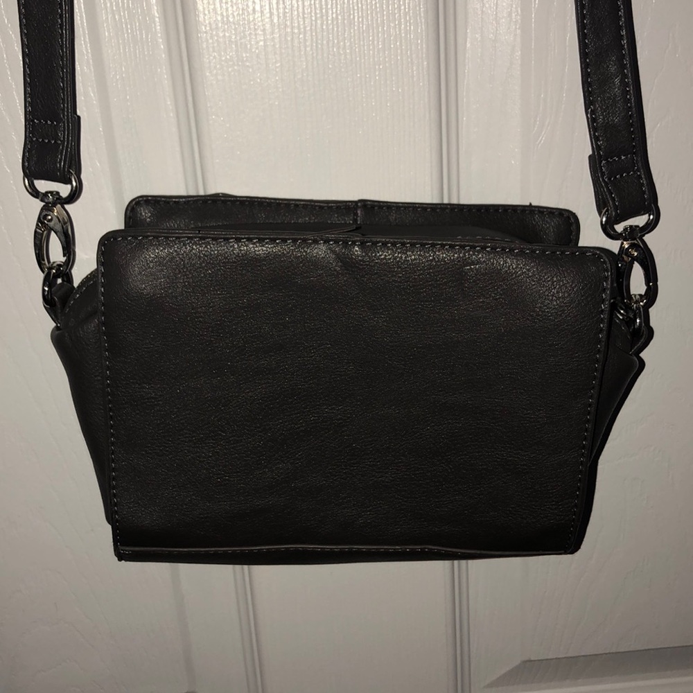 F21 Cross Body